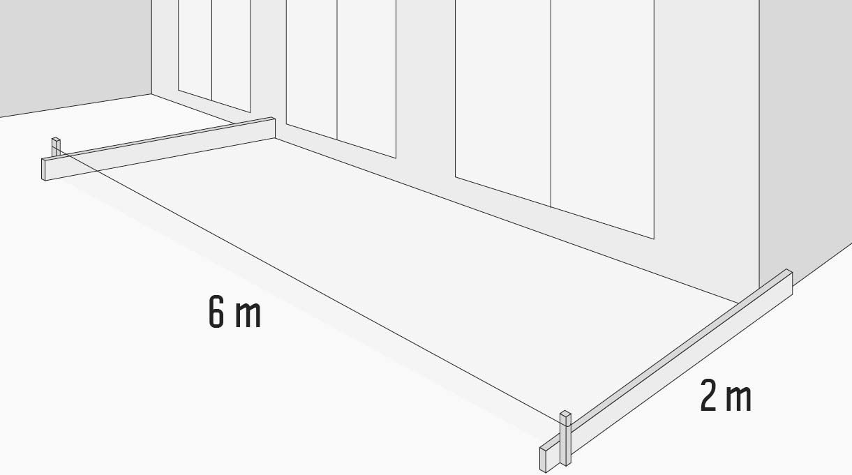 se ve un espacio delimitado con dos tablas y un cordel, de 6 x 2 metros, frente al ventanal de una casa