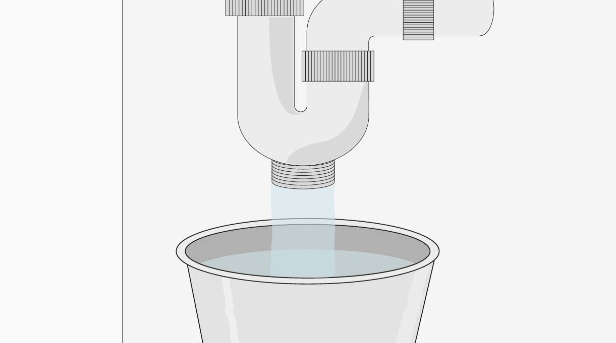 un sifón abierto con un balde agua abajo