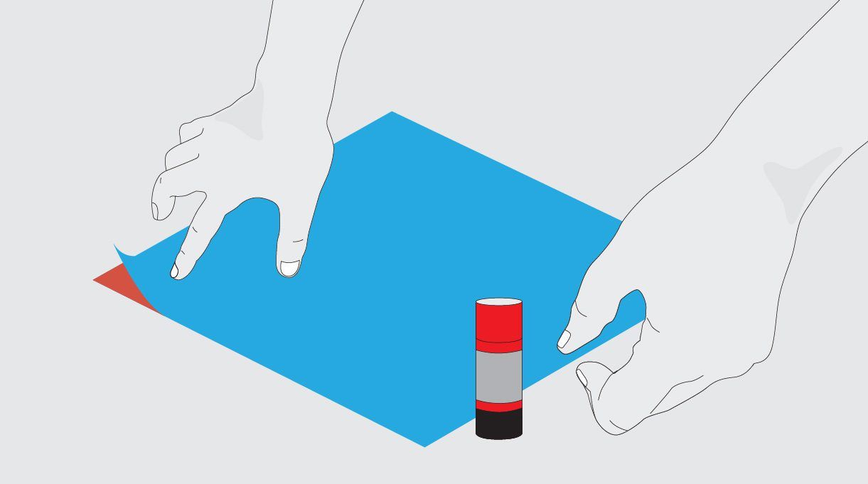 2 manos pegando un trozo de papel sobre otro