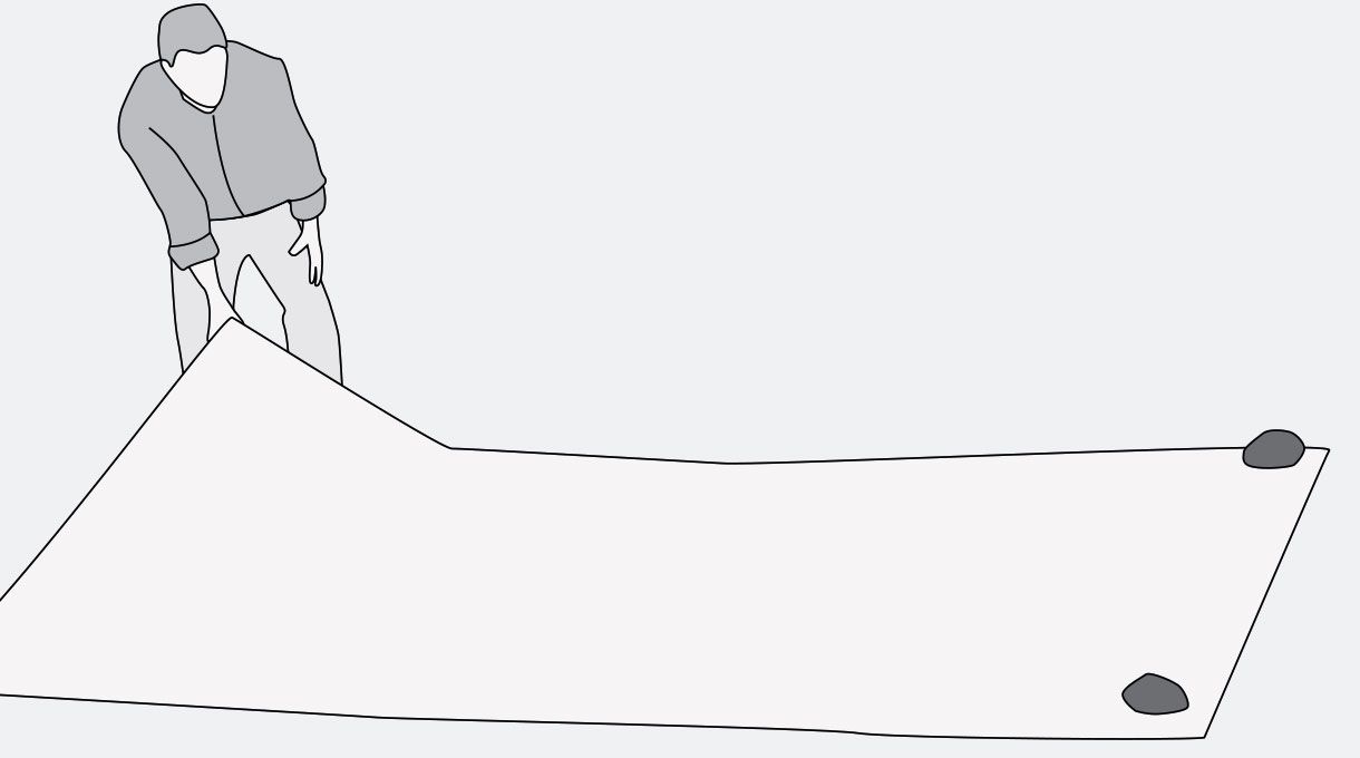 una persona instala la protección de la base de la piscina estructural rectangular