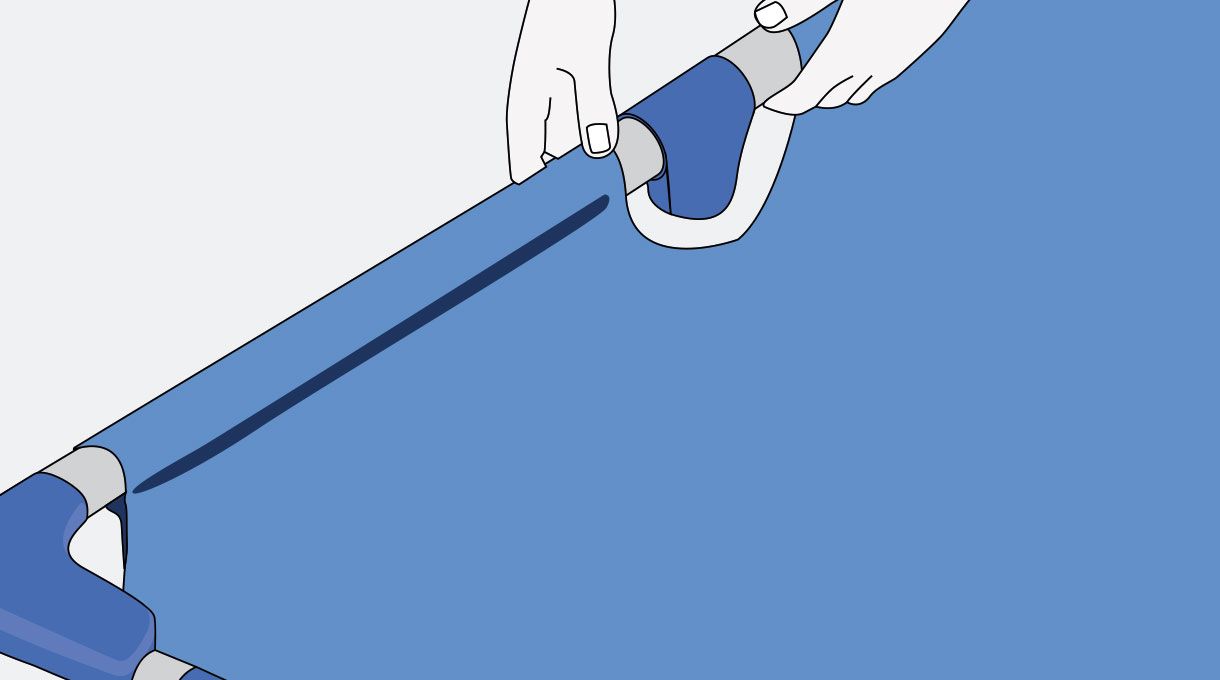 una persona une dos tubos de la piscina con un conector tee
