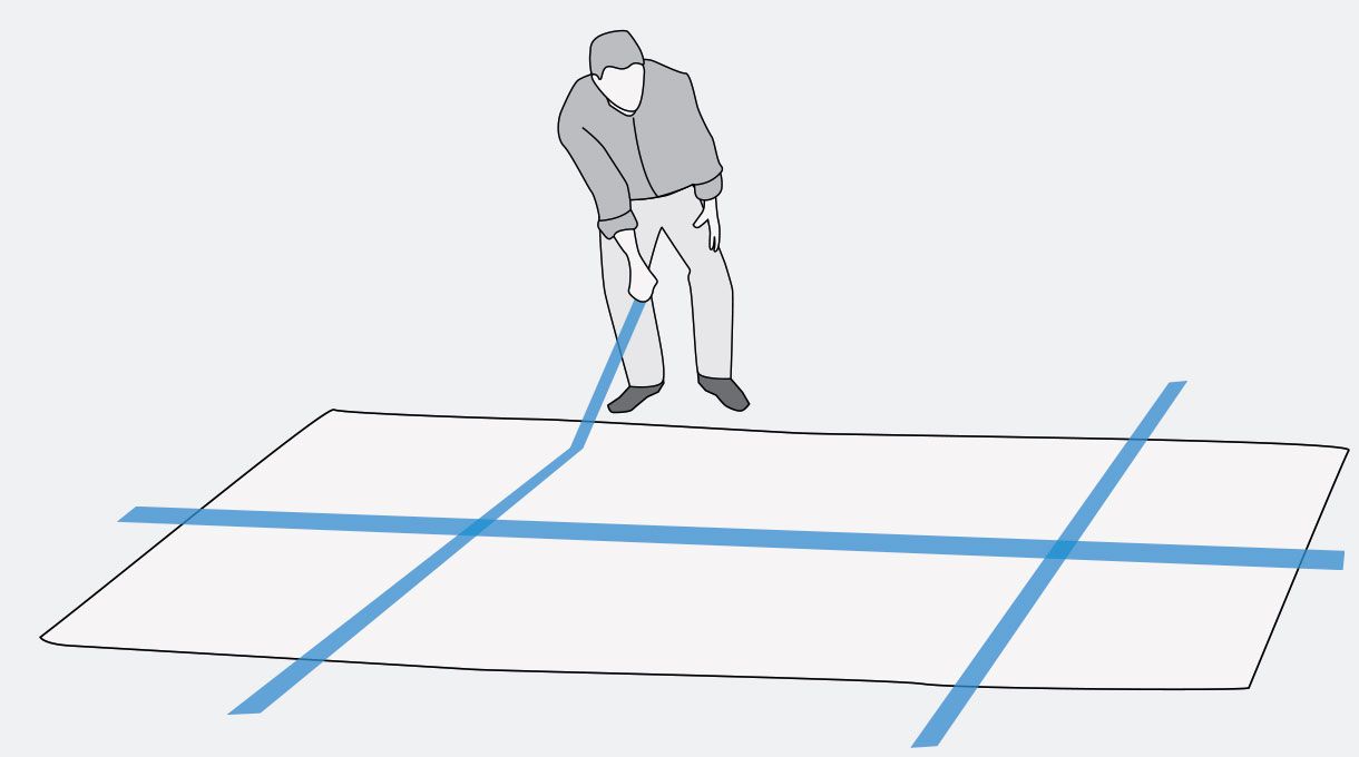 una persona pone los tensores sobre la base de la piscina estructural rectangular