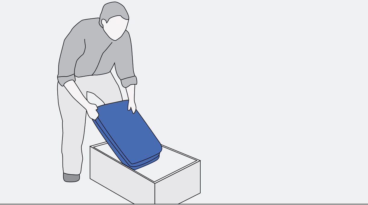 una persona guarda la piscina estructural rectangular en su embalaje