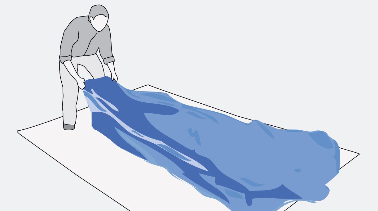 una persona extiende la tela de la piscina estructural rectangular