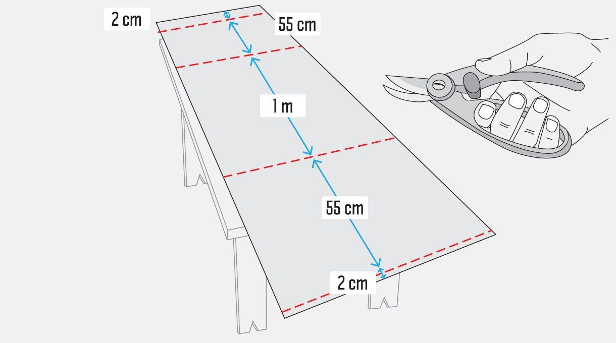 Para la base corta, con tijera para hojalata, un trozo de 214 x 70 cm. Divídelo en 5 partes de 2 cm, 55, 100 cm, otros 55 cm más y finalmente otros 2 cm