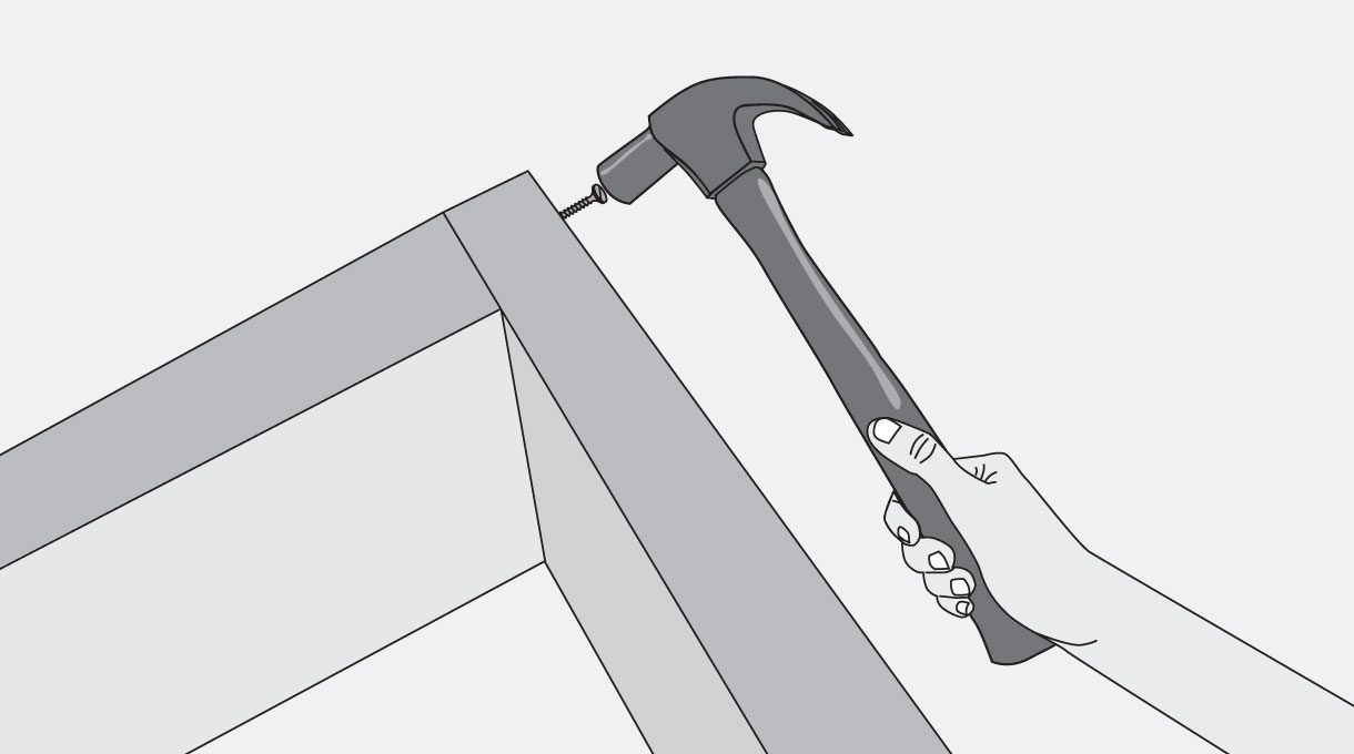 Clavar las vigas que conforman el marco, fijándolas con clavos de 4”.
