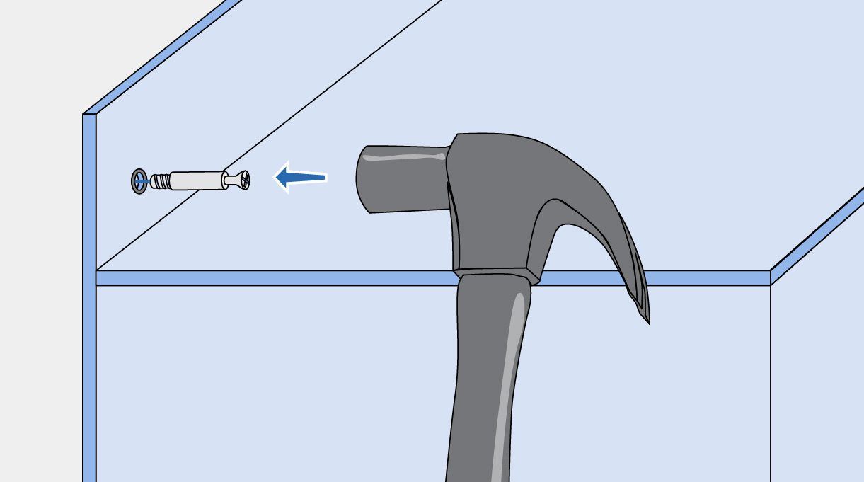 Martillo fijando tarugo clavo a la estructura
