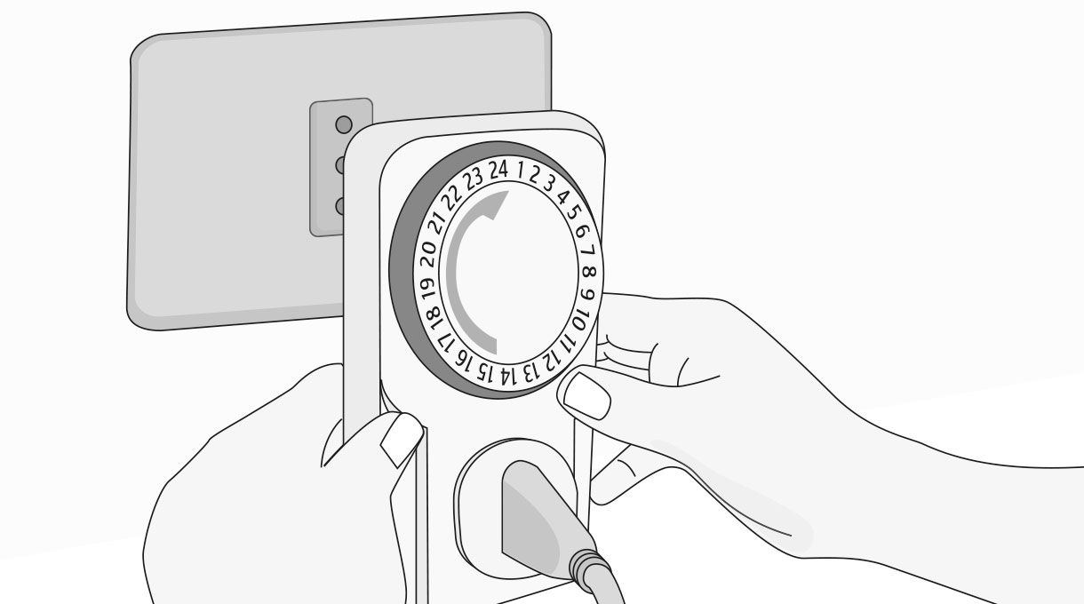 una persona conecta el temporizador eléctrico en un enchufe