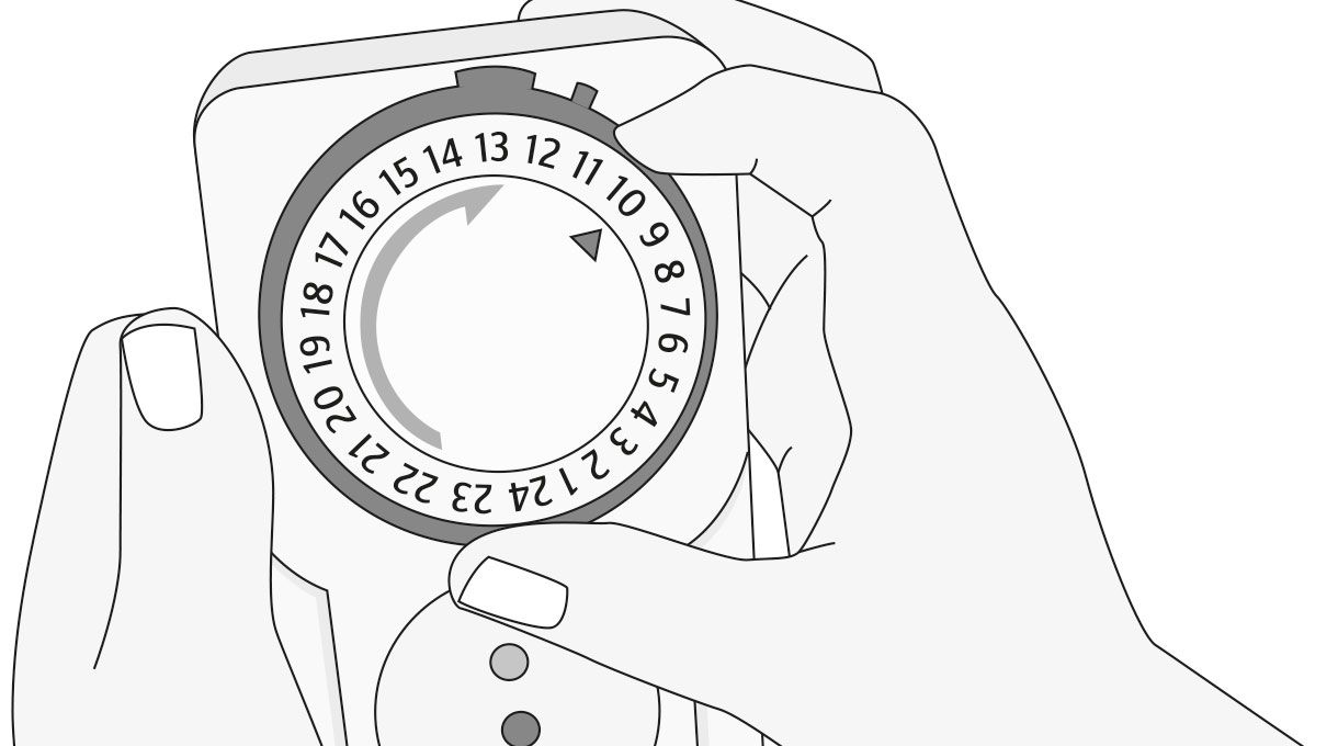 una persona fija la hora actual en un temporizador eléctrico