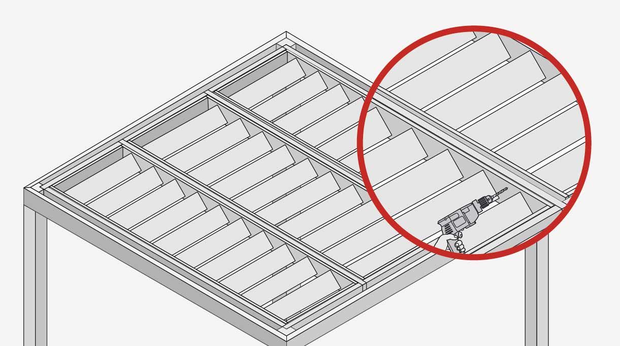 Cada celosía se fija al marco interior de la pérgola con tornillos