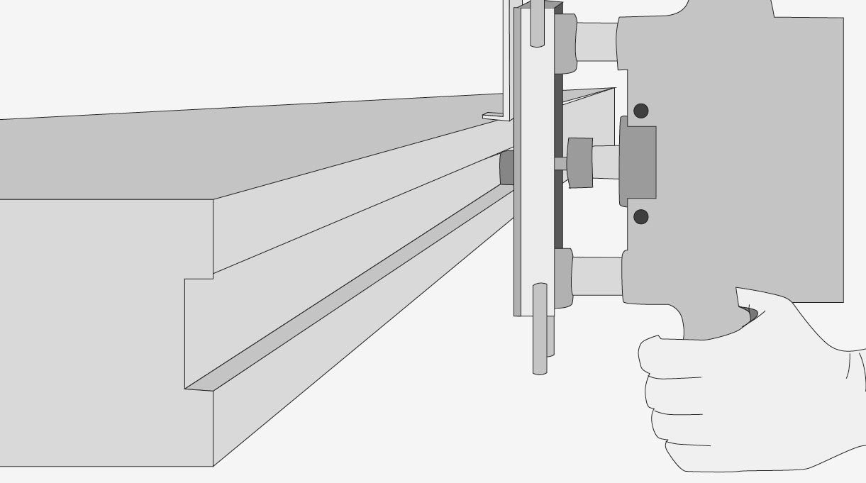 Hacer rebaje de 12 mm en el canto inferior de la puerta