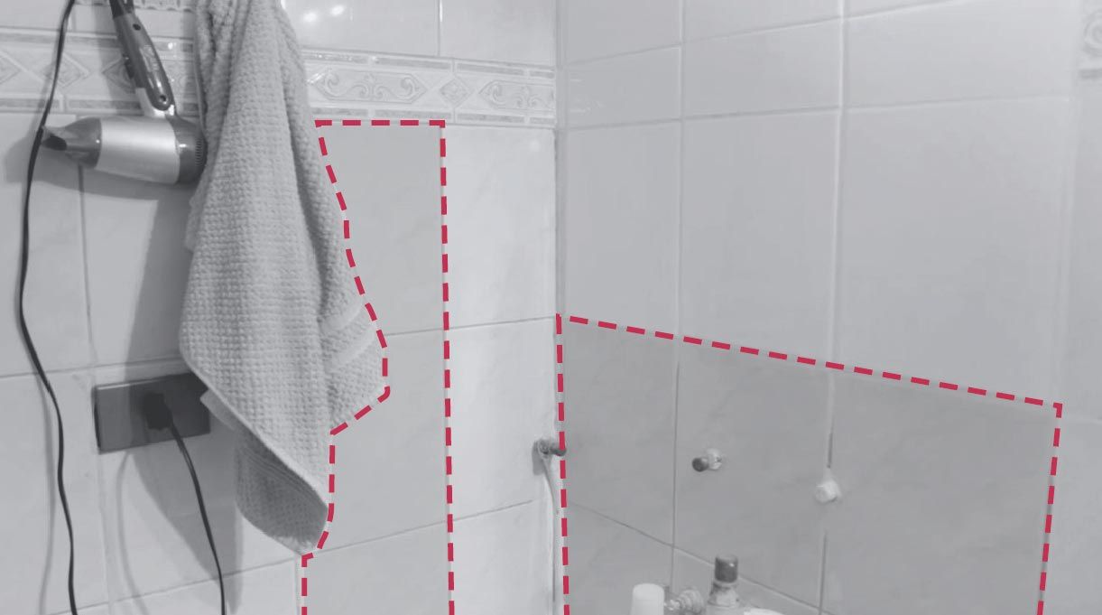 Superficie de la cerámica del baño con hongos