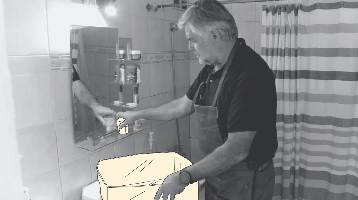 un hombre despeja el baño