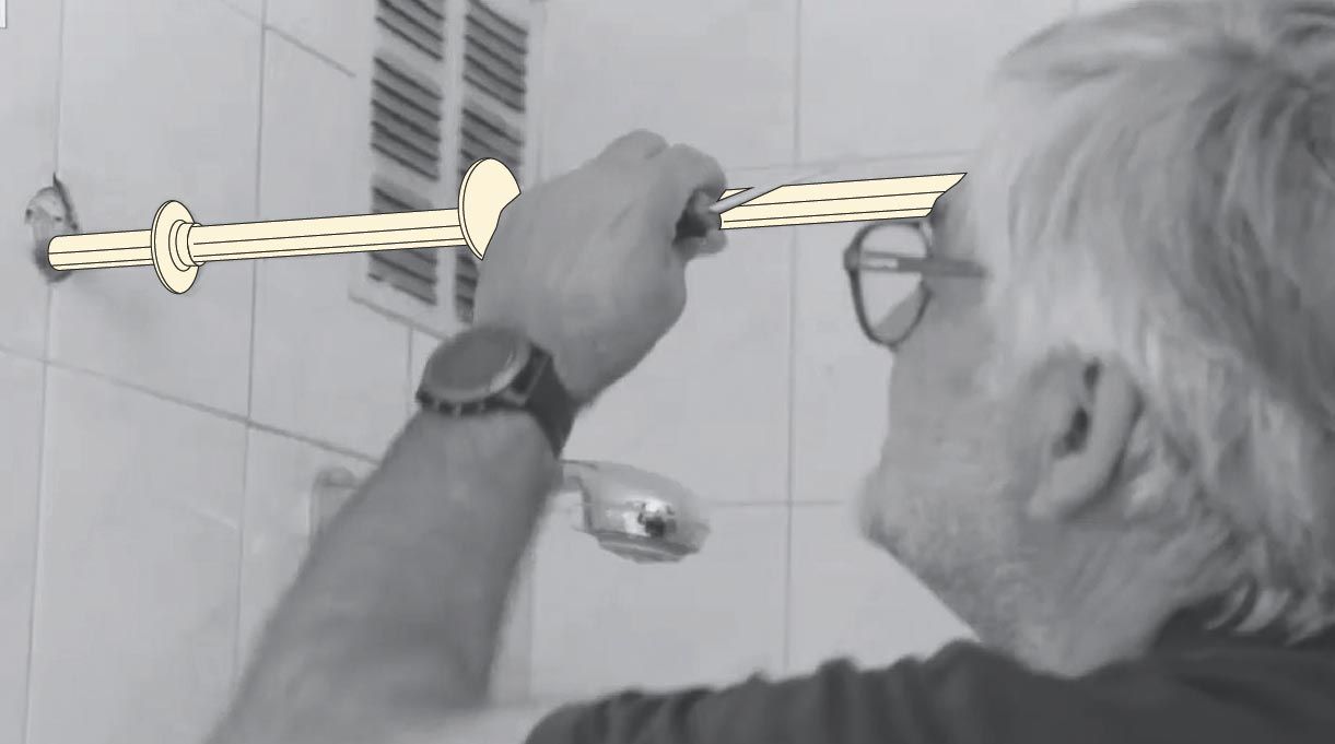 un hombre desmonta la barra de la ducha