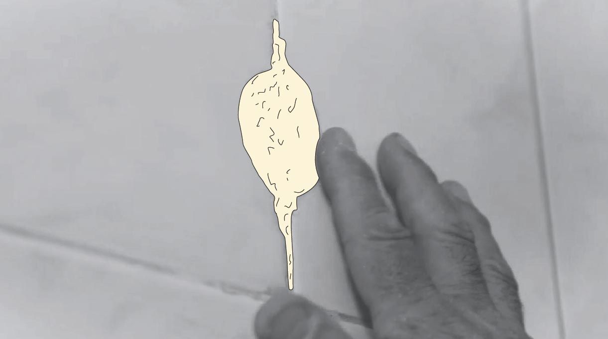 una persona tapa los agujeros en la pared con pasta muro
