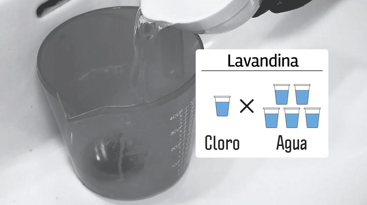 una persona hace una mezcla de lavandina para eliminar los hongos