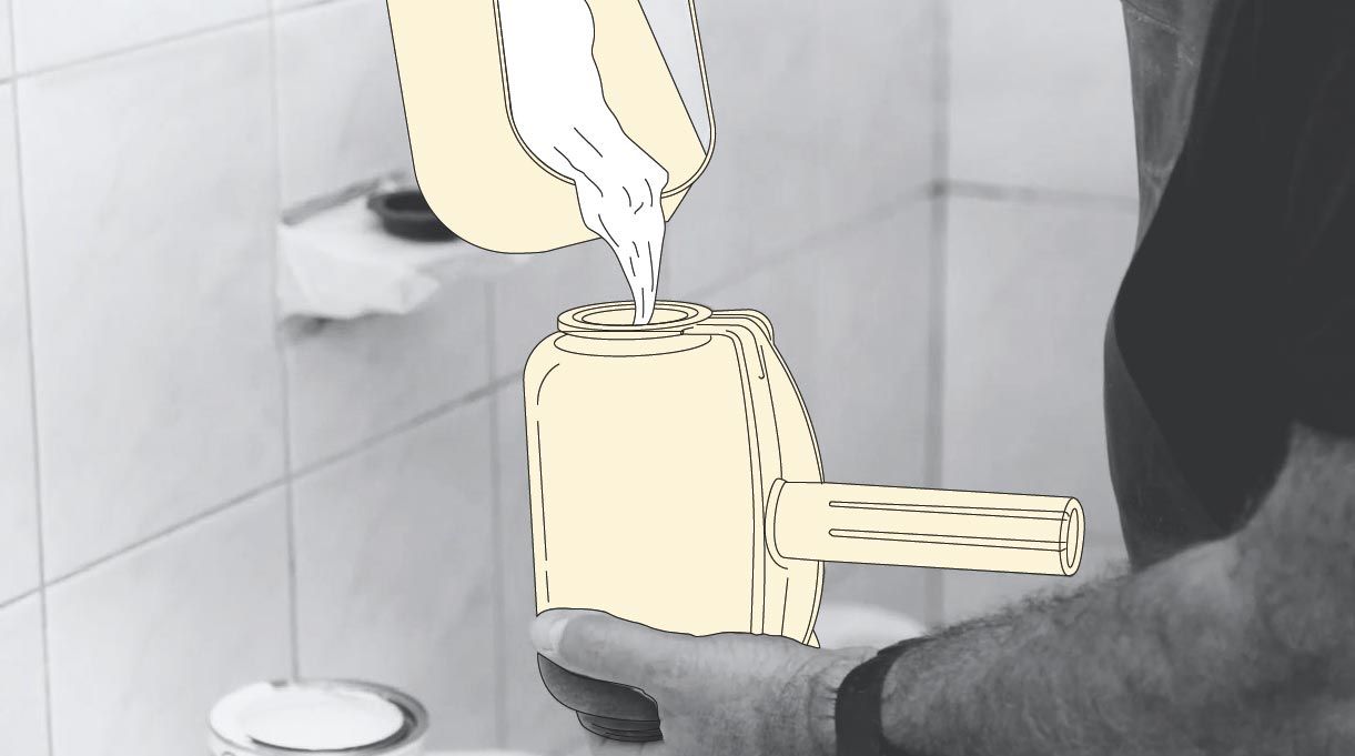 una persona usa un rodillo easy paint para pintar el cielo del baño