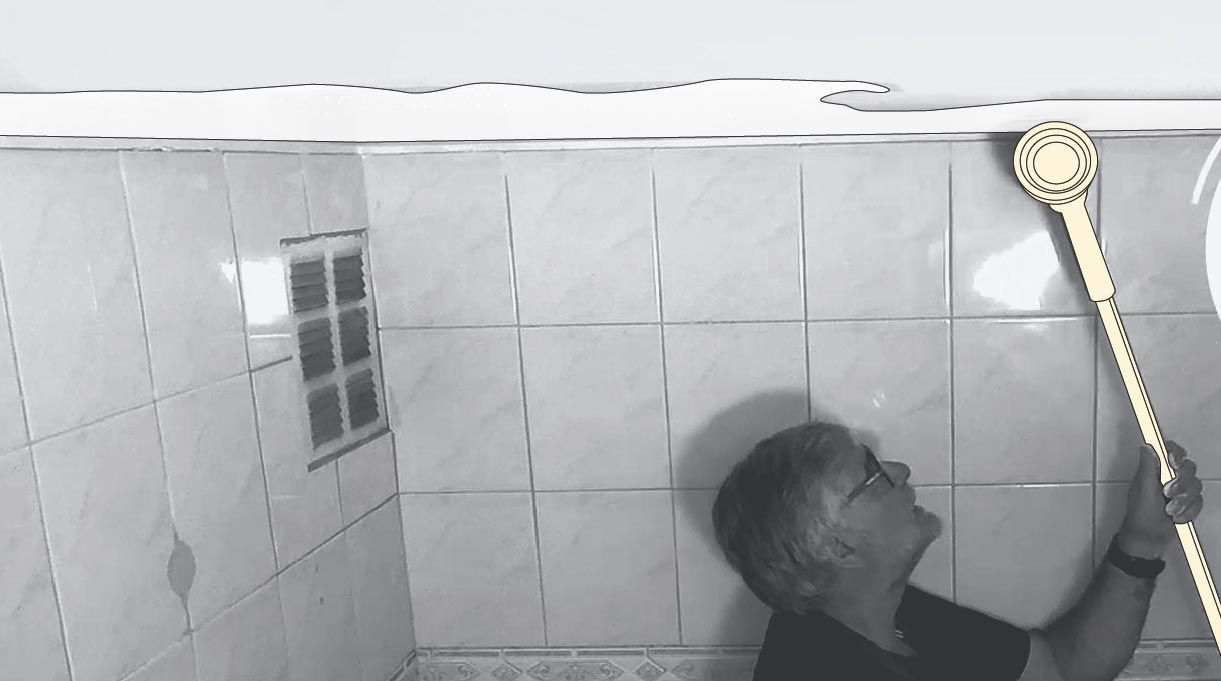 una persona pinta el cielo del baño con rodillo easy paint