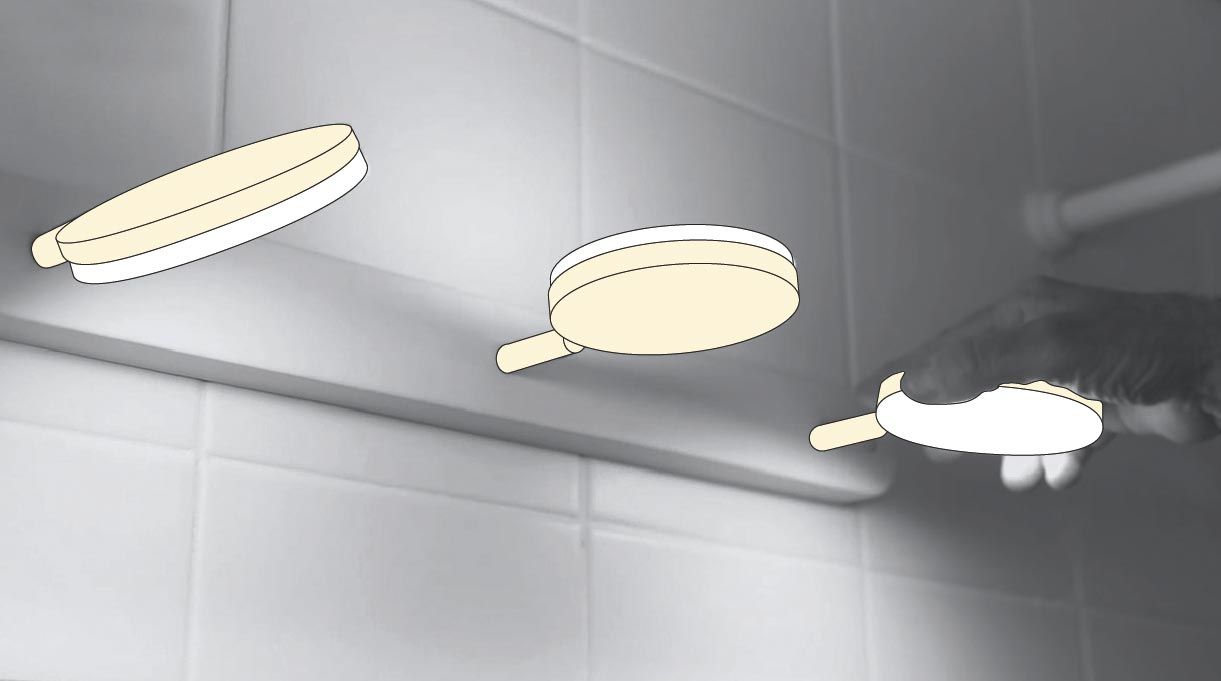 una persona instala luces nuevas en el baño