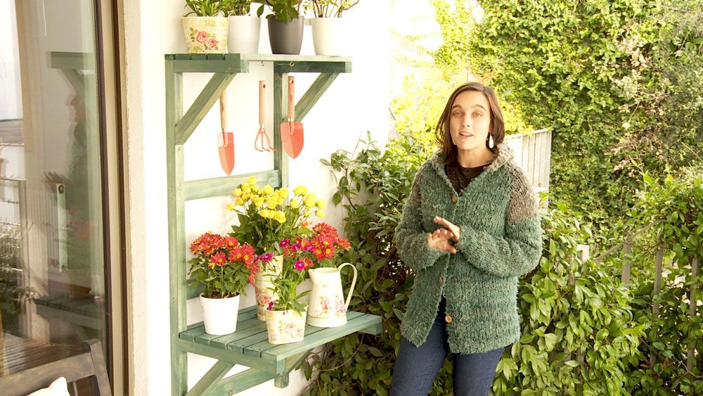 <strong> ¿Cómo hacer </strong> una estantería de madera para una terraza o jardín?