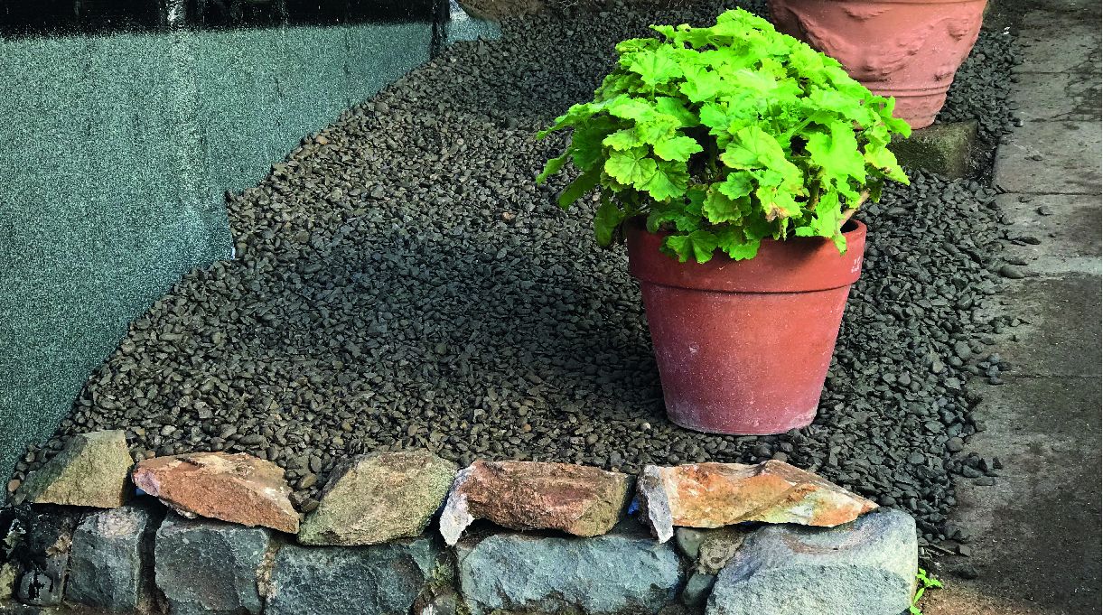 como impermeabilizar un muro - terminaciones con gravilla planta o rocas