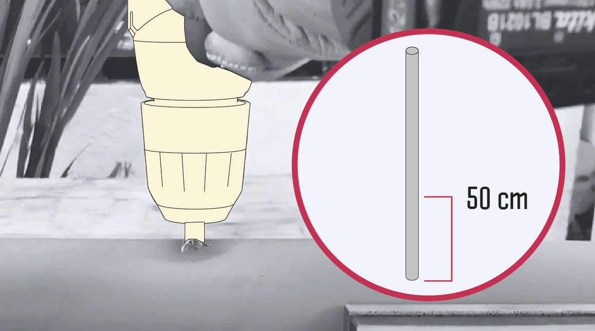 tubo de pvc de 50 cm perforado con una broca para poner un fierro estriado en él.