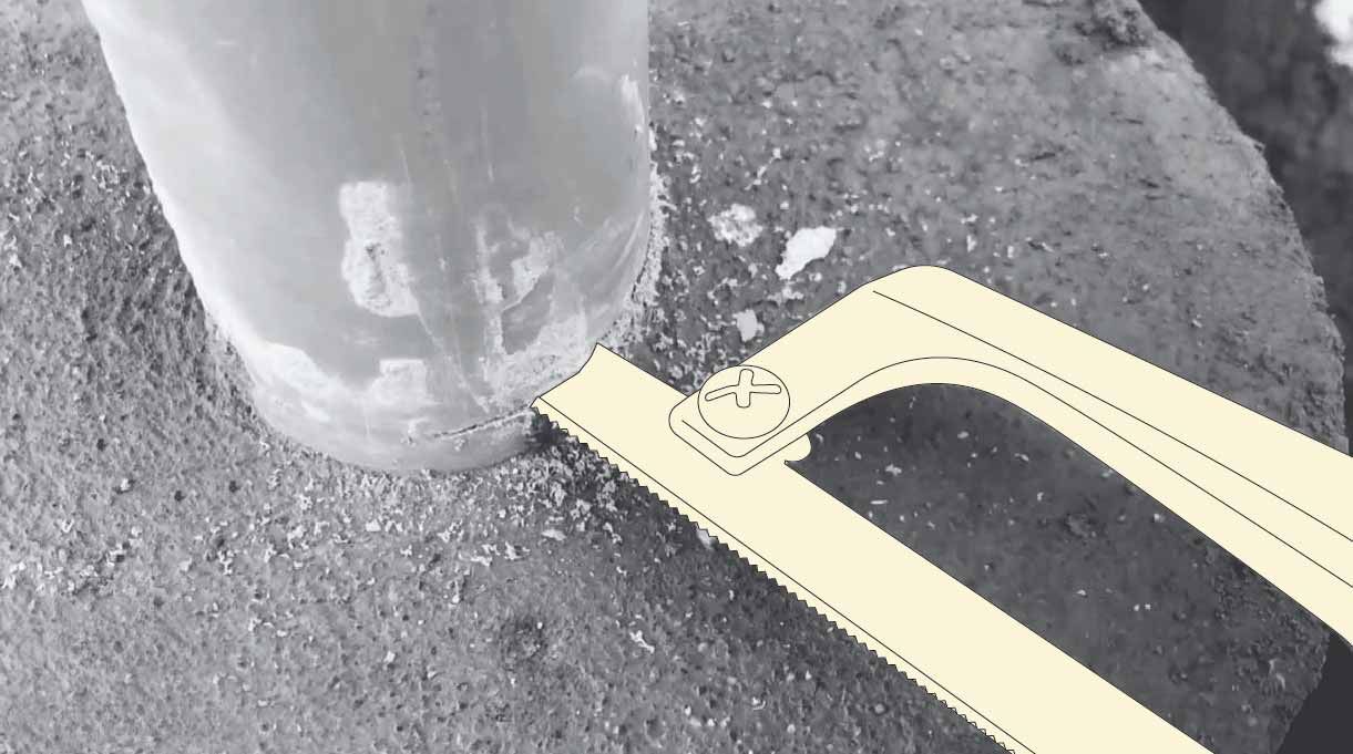 una persona corta el tubo de pvc con una sierra de mano.