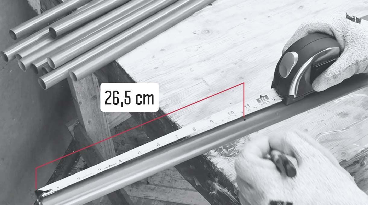 A cada tubo debemos hacerle 2 perforaciones con la broca de 2 mm, cada una a 26,5 cm de los extremos