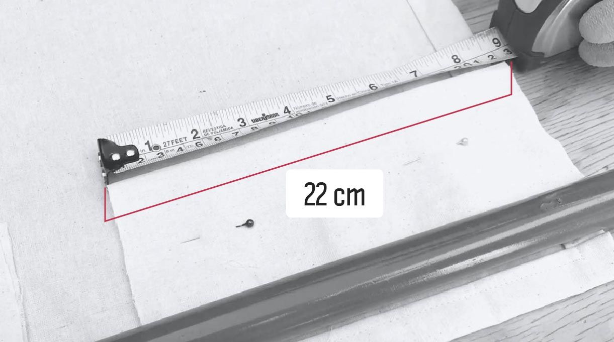 Hacemos bolsillos de 22 cm en la tela para pasar los tubos