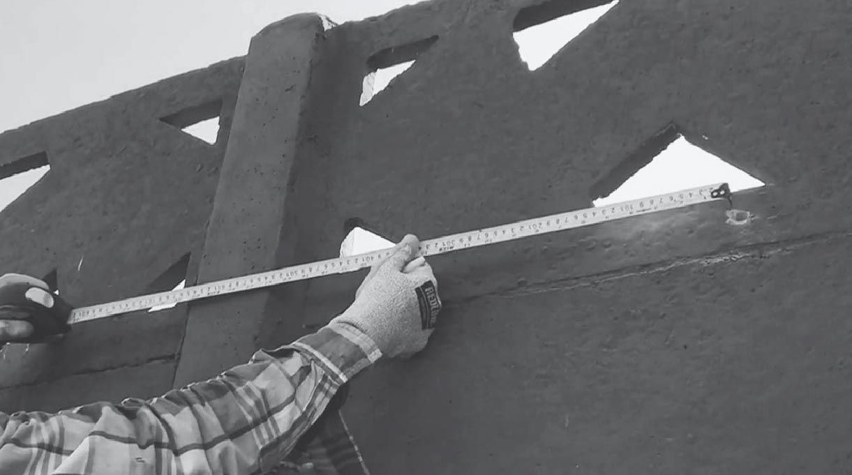 Hay que calcular las distancias en el muro para fijar el toldo