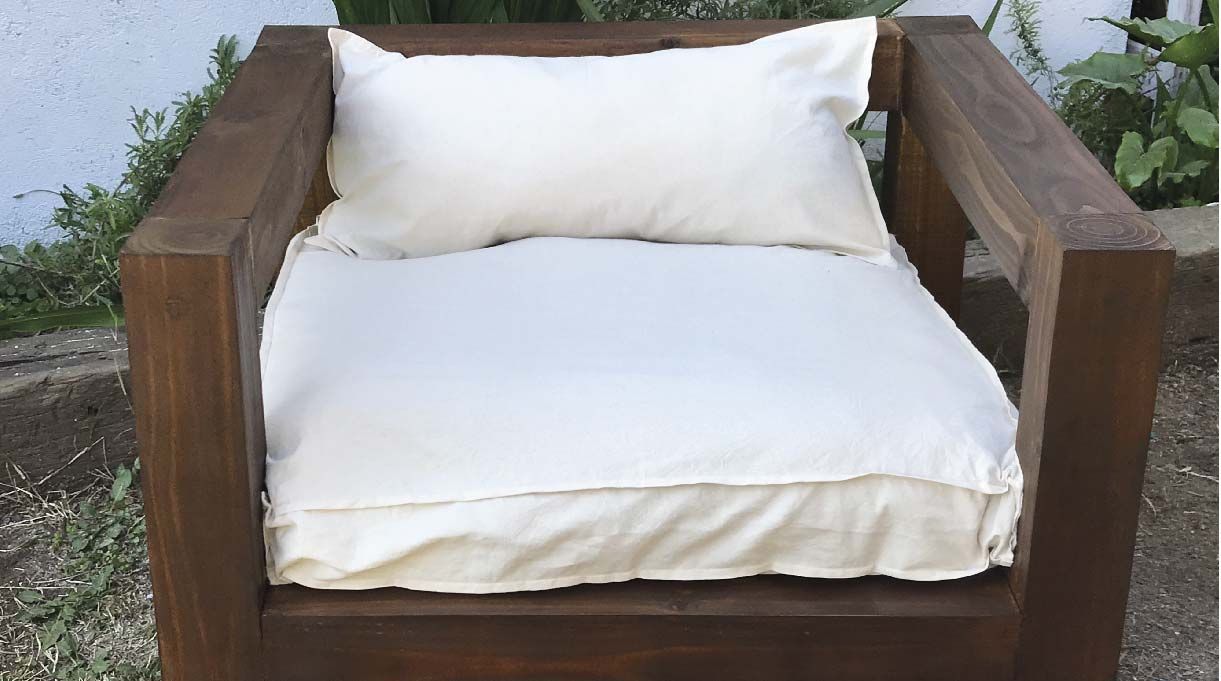 Poner los cojines después de hacer el sillón de madera