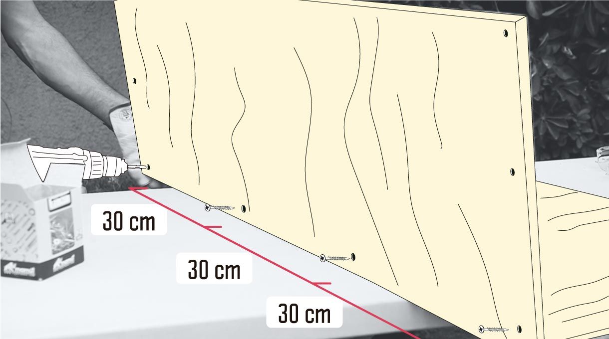 coloca cada 30 cm un tornillo extra para ir uniendo la plancha trasera con la base