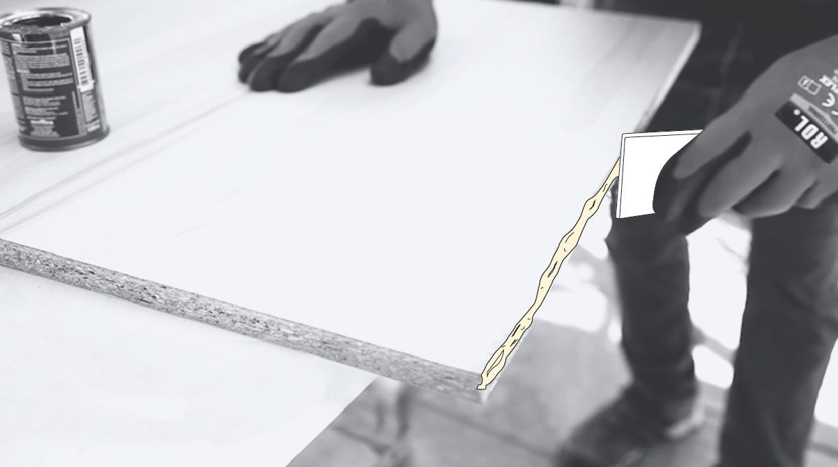 untando con adhesivo los bordes de la melamina
