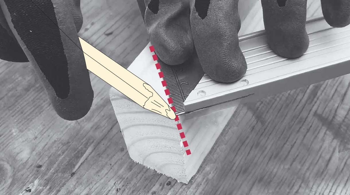 Marca en la madera con lápiz para el corte en 45 grados