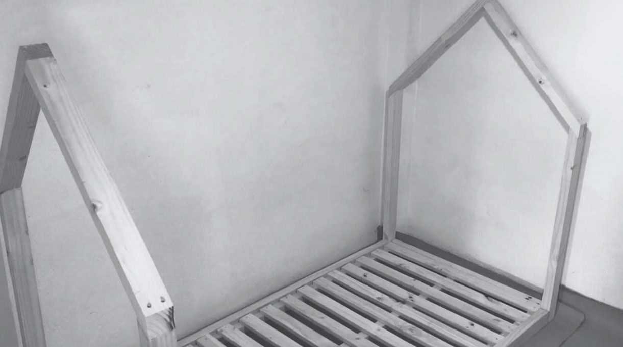 Cama Montessori con entablado y cumbrera instalada