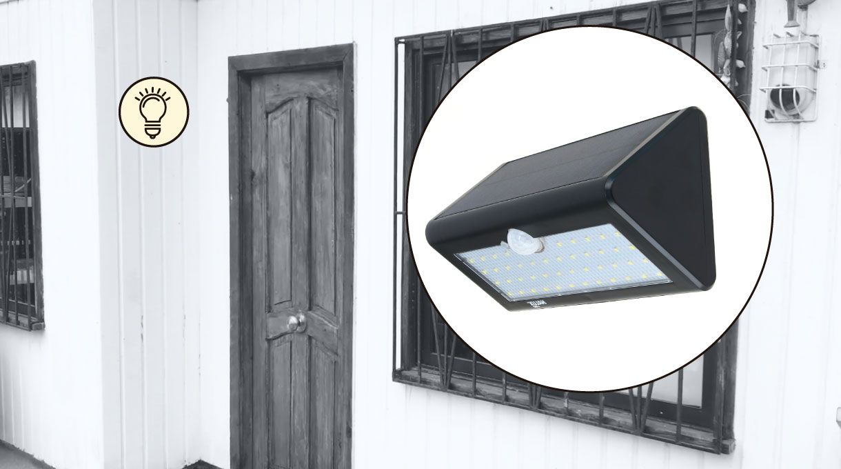 illuminación de un farol solar en la puerta de entrada de una casa