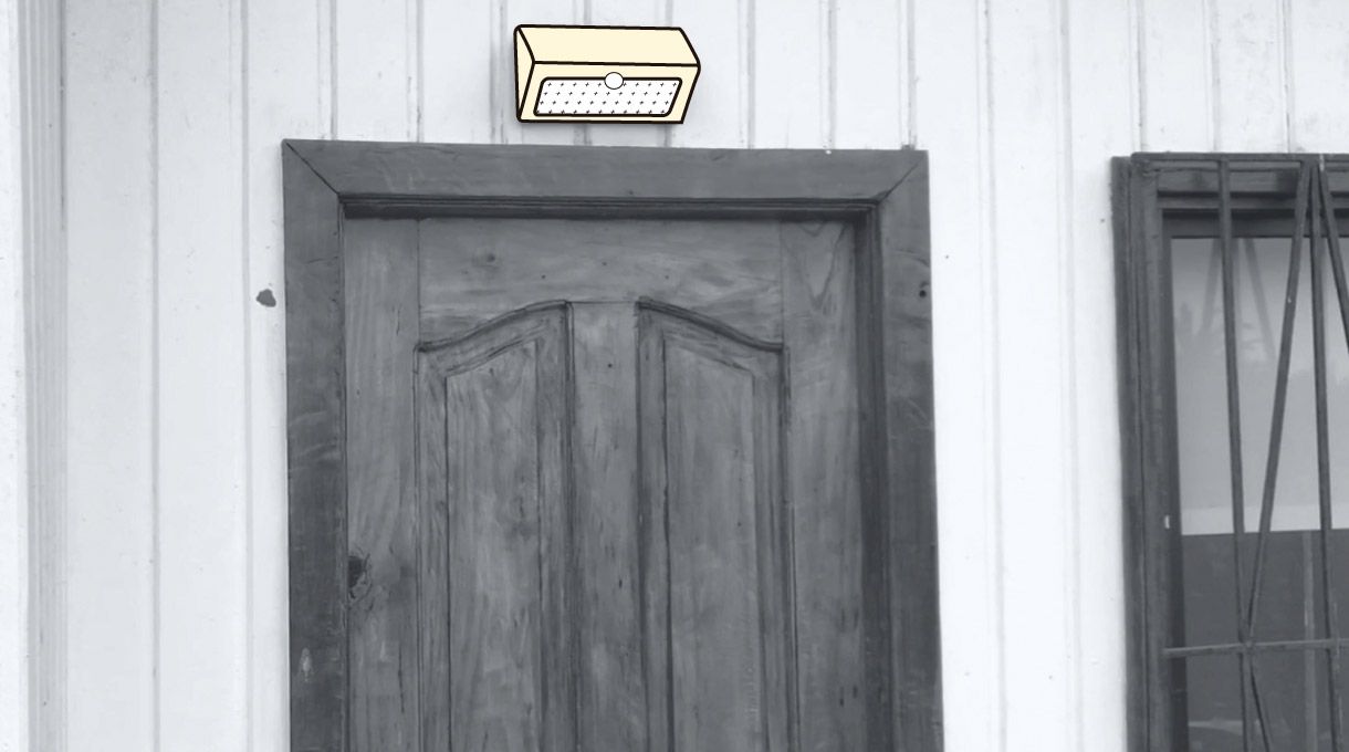 imagen de farol solar en la puerta de entrada de una casa
