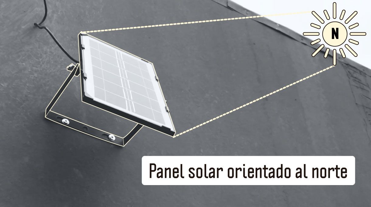 panel solar instalado en pared exterior de una casa