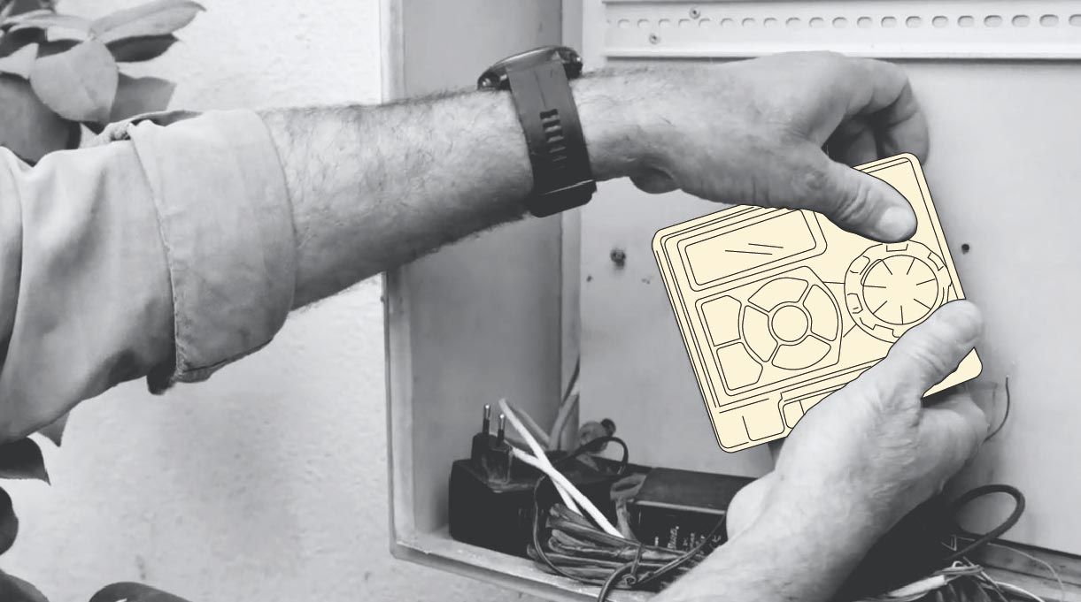persona desconectando los cables de las válvulas