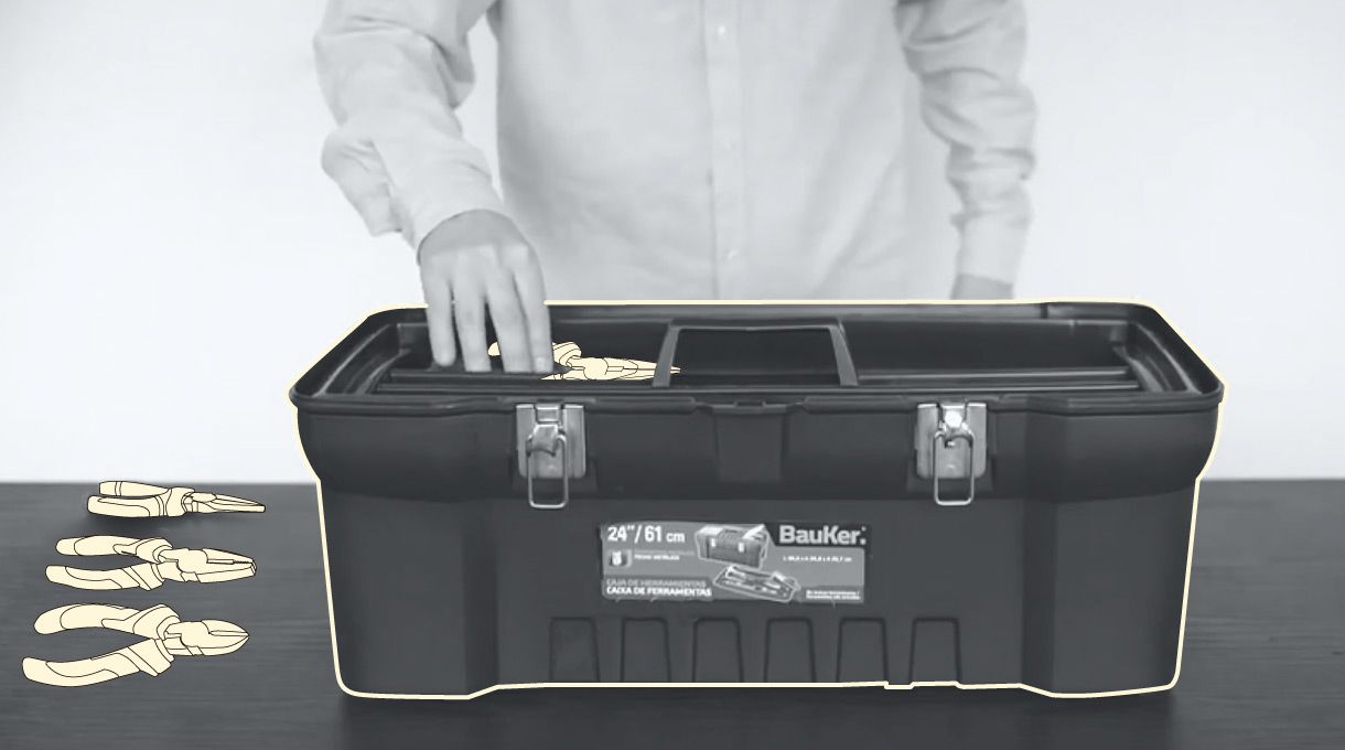 Hombre manipulando caja de herramientas