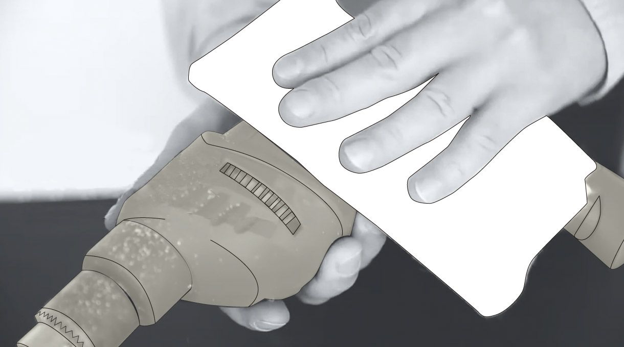 Mano limpiando taladro con un paño