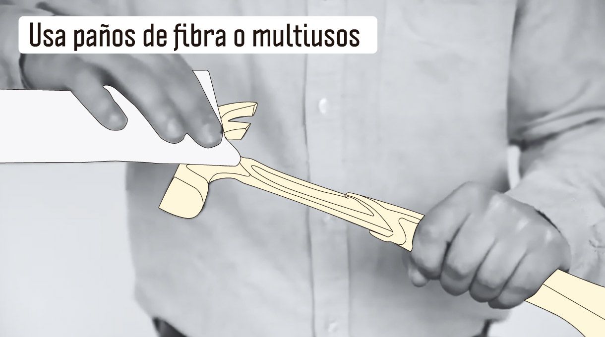 Hombre limpiando el martillo con un paño