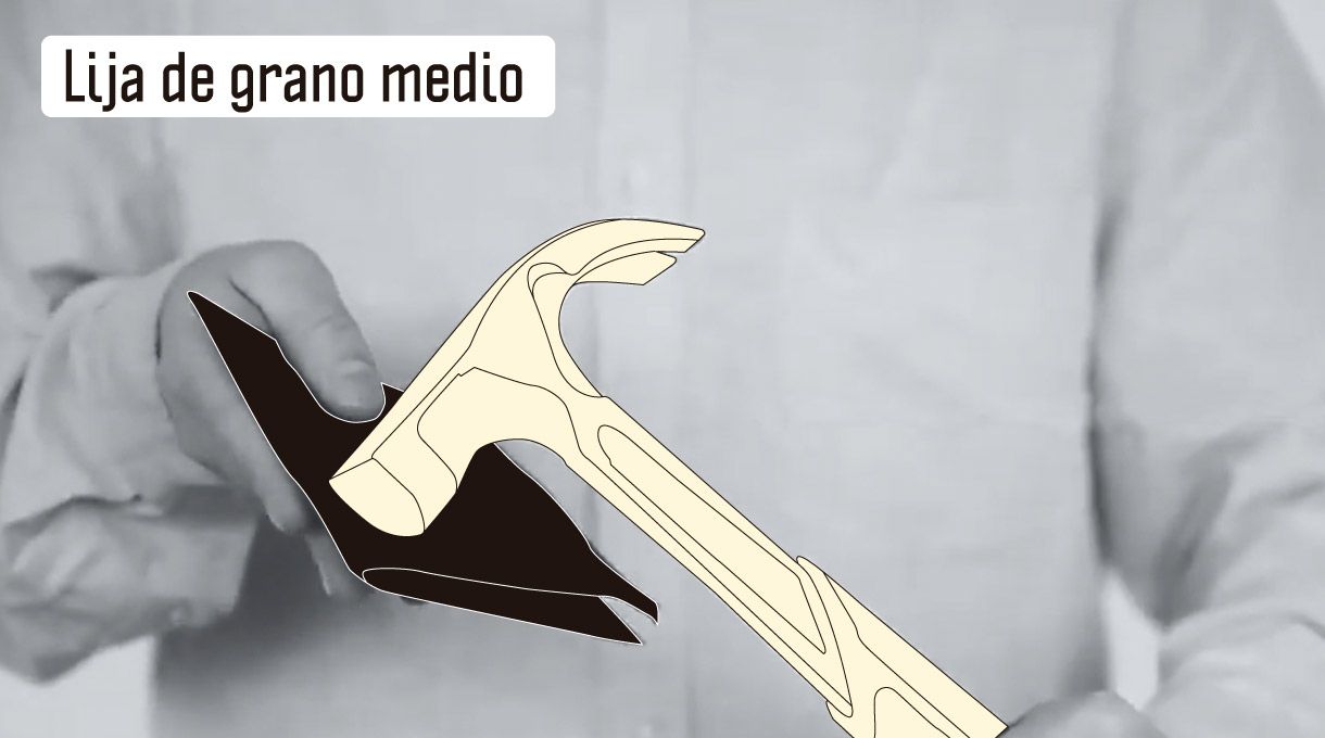 Hombre lijando la parte metálica del martillo