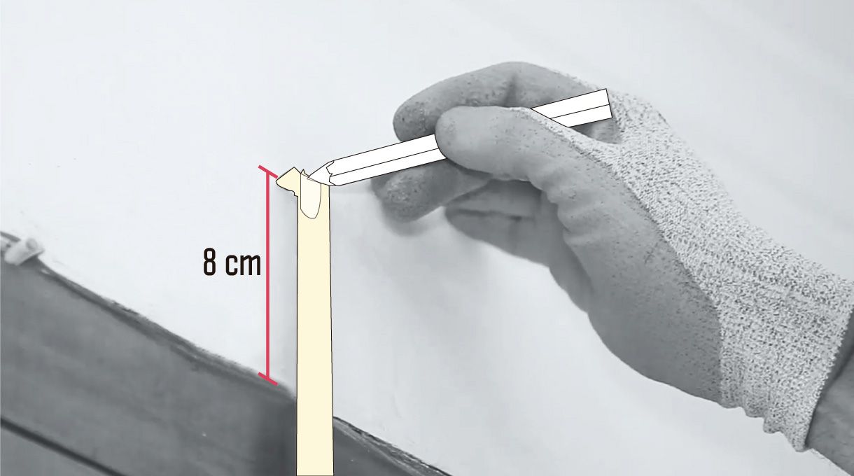 una persona mide 8 cm sobre el marco de la ventana para instalar una cortina roller