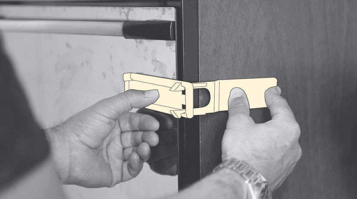 seguro plástico en puerta del horno de una cocina