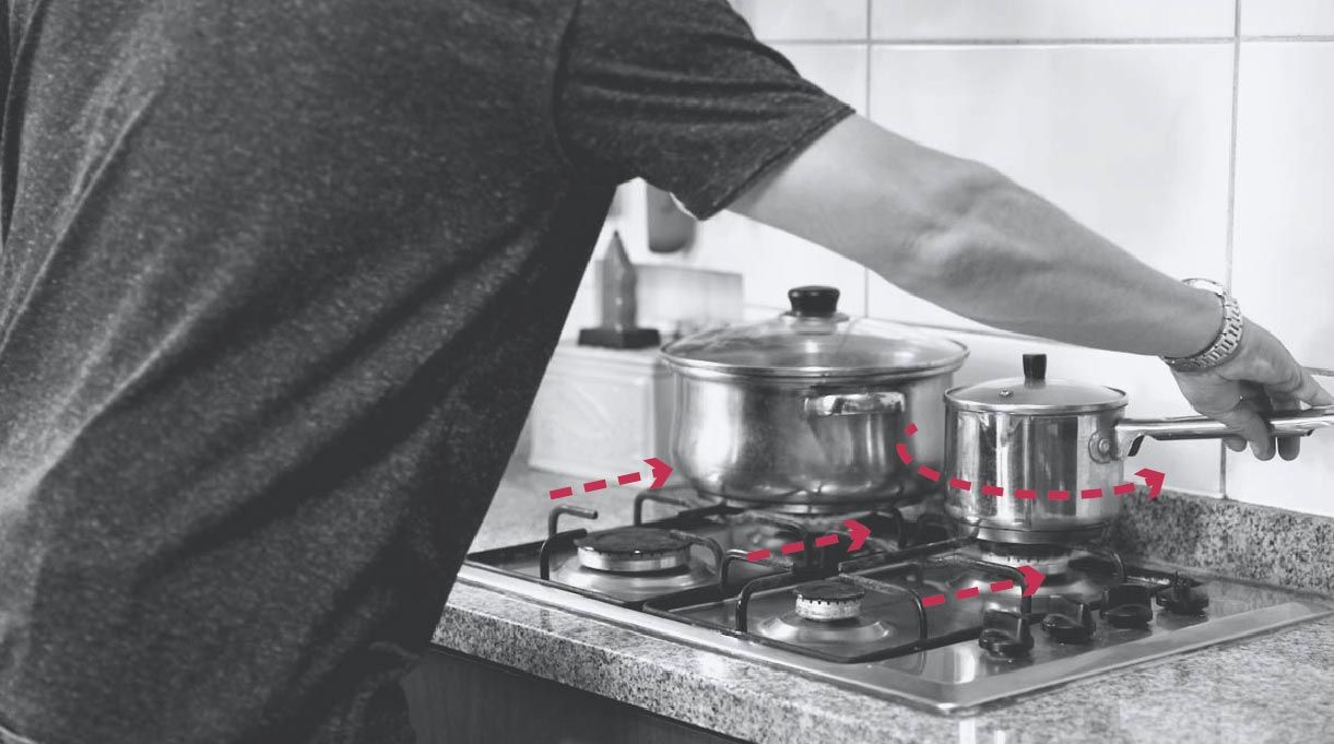 ollas en los quemadores traseros de la cocina