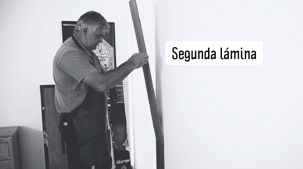 instala segunda lámina de piso vinílico en el muro