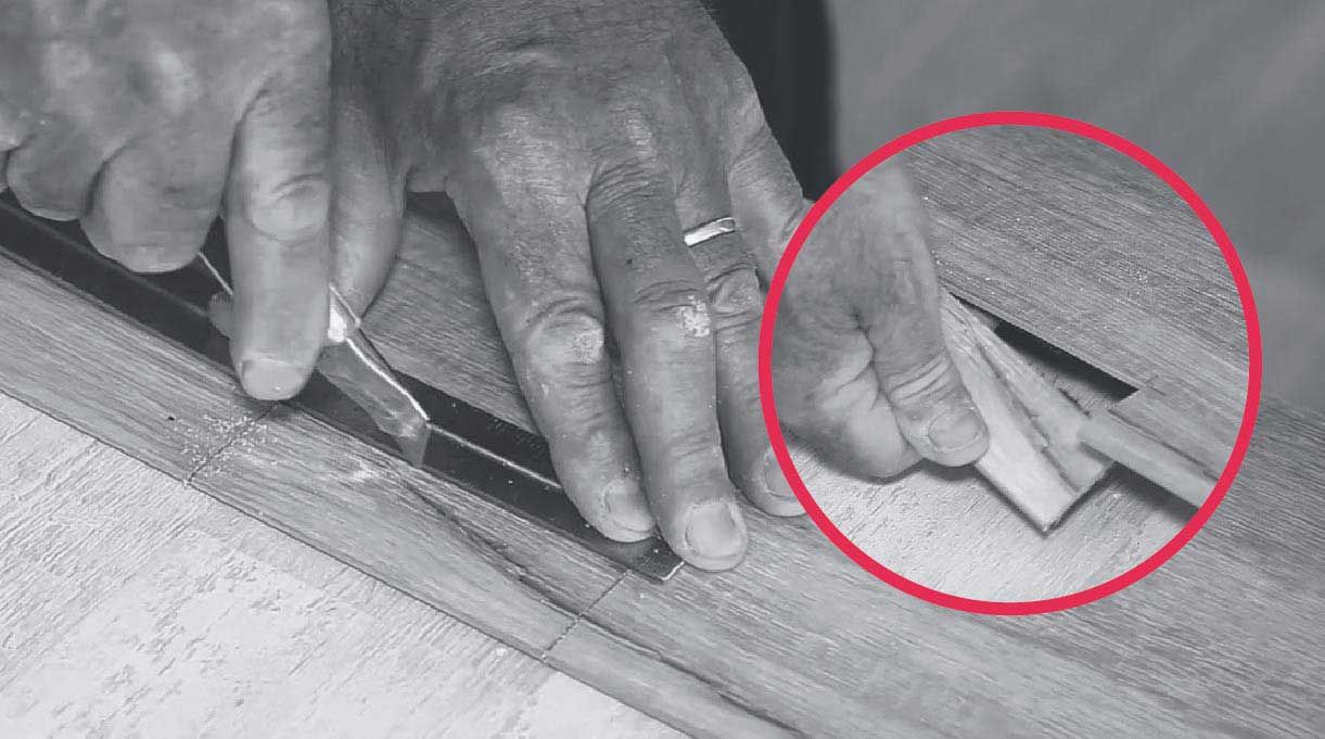 Cortar longitudinalmente la lámina con cuchillo cartonero