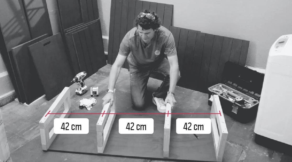 mantener 42 cm de espacio entre estructuras interiores