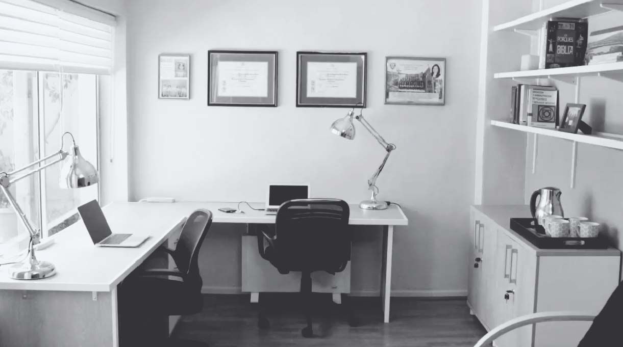 decora a tu gusto tu escritorio home office con sillas, lámparas, cuadros